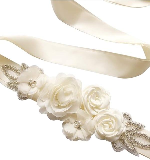 ceinture blanc casse fleur et perles ideal accessoire mariee ou demoiselles honneur
