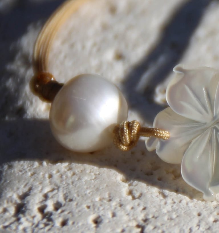 Collier ou bracelets a base de perles de culture, et de fleurs en nacre