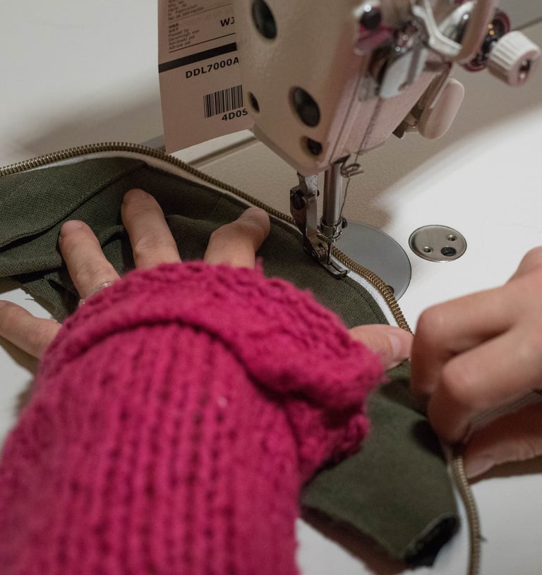 une couturière est en train de coudre un sac banane, on voit une machine à coudre