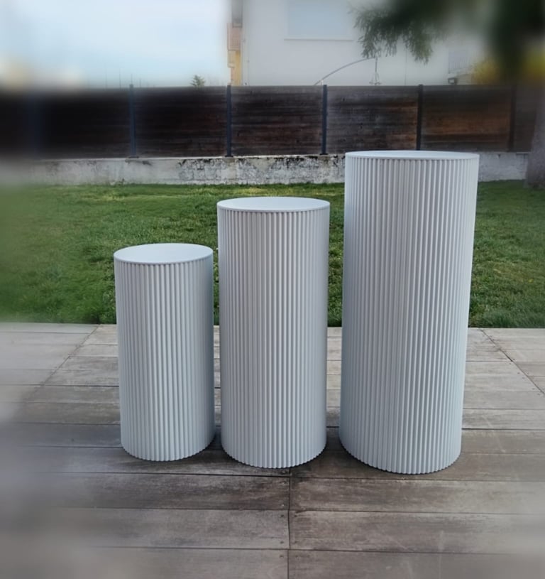 colonnes striées en métal