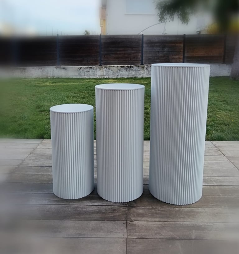 colonnes striées en métal