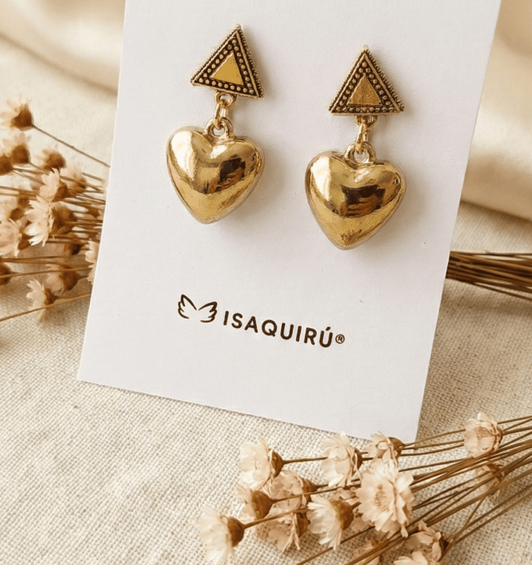 Un par de pendientes dorados en forma de corazón