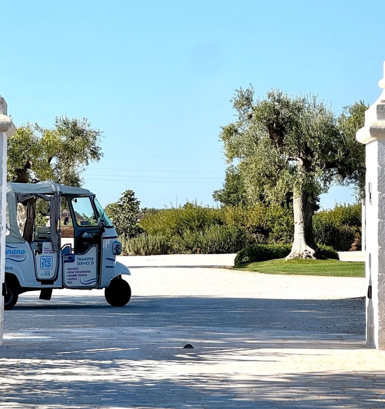 Masseria entrance with ape calessino tuktuk parked