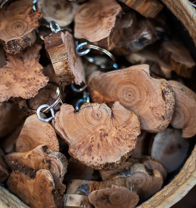 Porte-clés en bois unique artisanaux , idée cadeau très originale