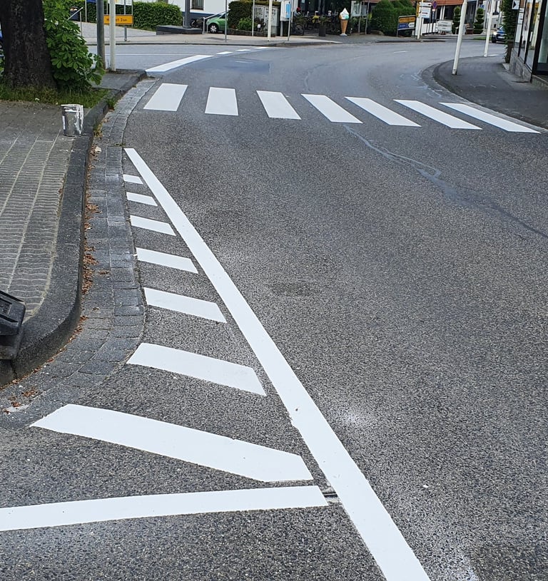Fußgängerüberweg markierung 