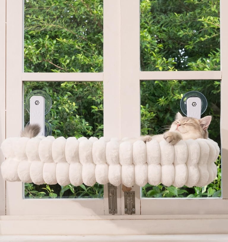 Zum Wohlfühlen für Deine Katze: Kuschelige Fensterhängematte für Katzen bei dem Katzensitting