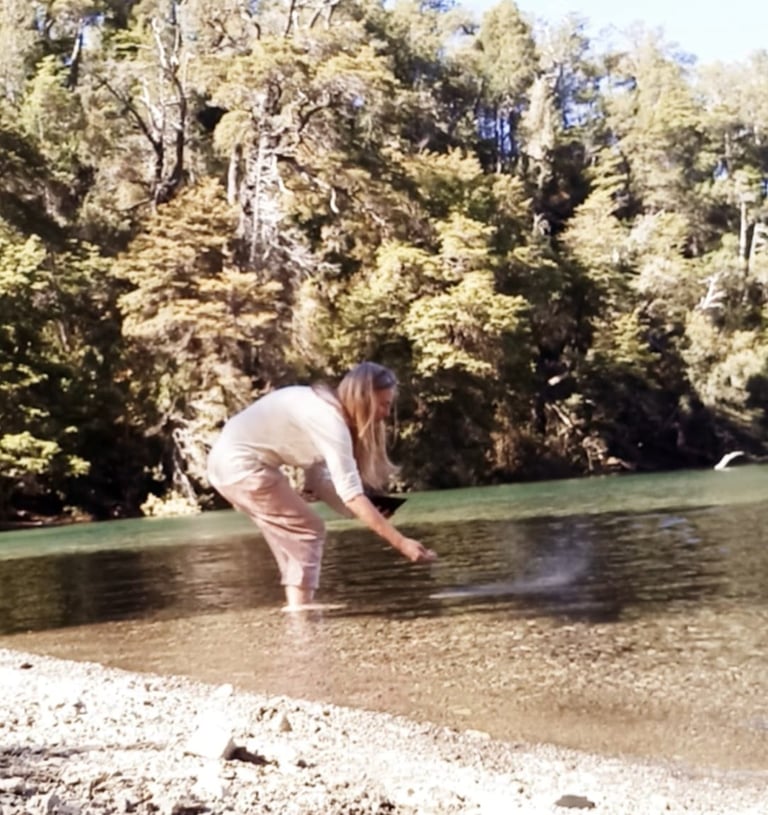 voluntaria homa esparce ceniza curativa homa purifica agua