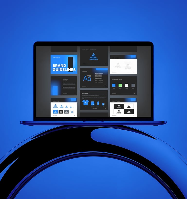 Laptop exibindo a identidade visual de uma marca por Acebal Santana.