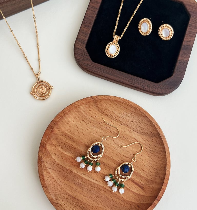 ein Holztablett mit Schmuck darauf