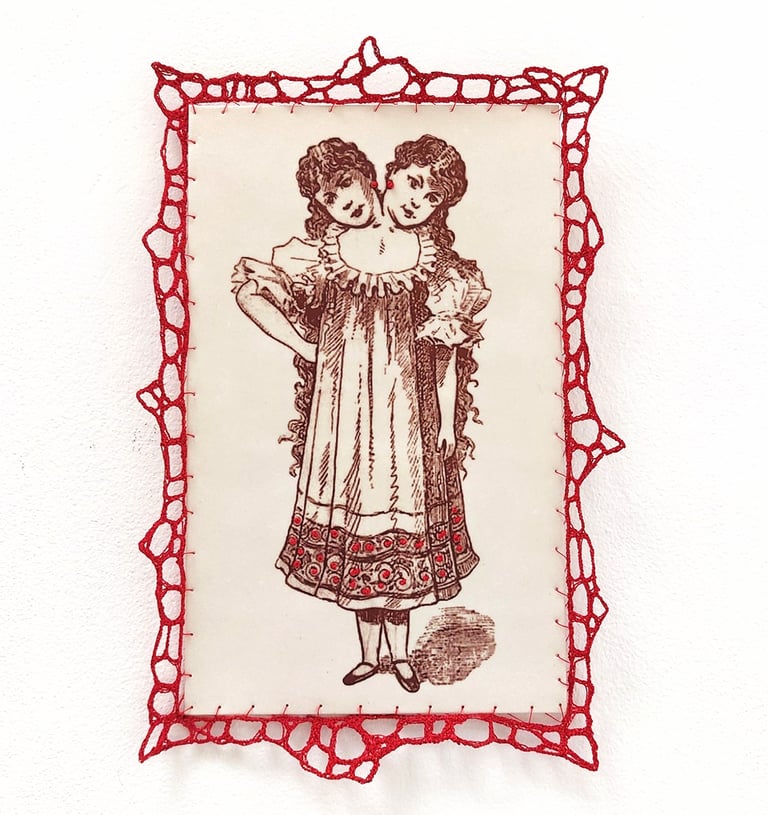 Cuadro Siamesa de porcelana e hilo rojo. Cerámica La Casa de las Arañas