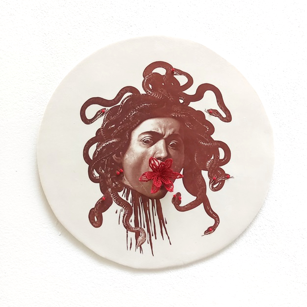 Cuadro de porcelana e hilo rojo de Medusa. Cerámica La Casa de las Arañas