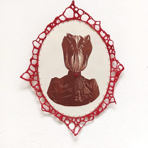 Cuadro Señora Tulipana de porcelana e hilo rojo. Cerámica La Casa de las Arañas