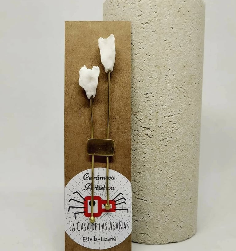 Broche Opio de porcelana y latón. Cerámica La Casa de las Arañas