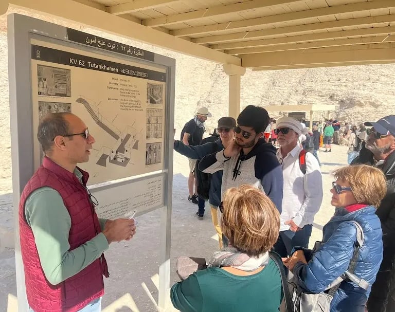 pacote egito 10 dias ,Guia egiptóloga explicando os relervos do tumulo de tutancamon no Vale dos Reis, Luxor.