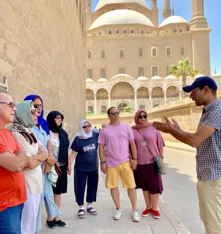 pacote egito 10 dias ,com o Guia egiptóloga hadi dando explicacao na mesquita de mohamed ali ,viagem egito