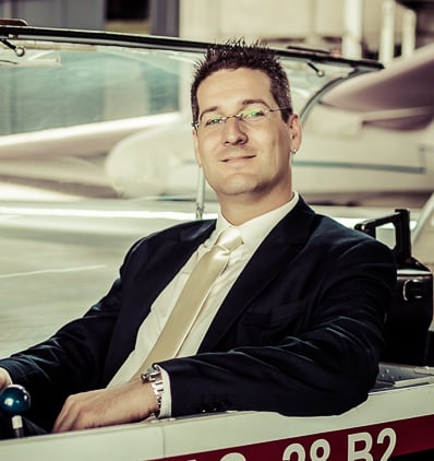 bancsó péter öltönyben ül, sansoft alapítója