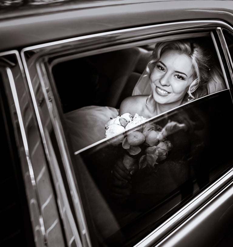 Photo d'une mariée dans une voiture vtc