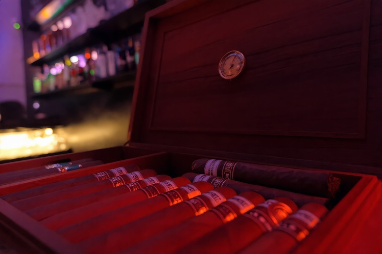 Live torcedor rolling Cuban cigars in Havan