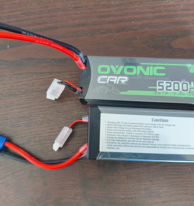 Review de bateria Ovonic 5200mAh hardcase detalhando o isolamento dos cabos de silicone contra puxõe