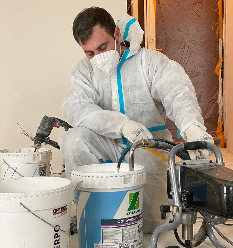 Peintre préparant la peinture