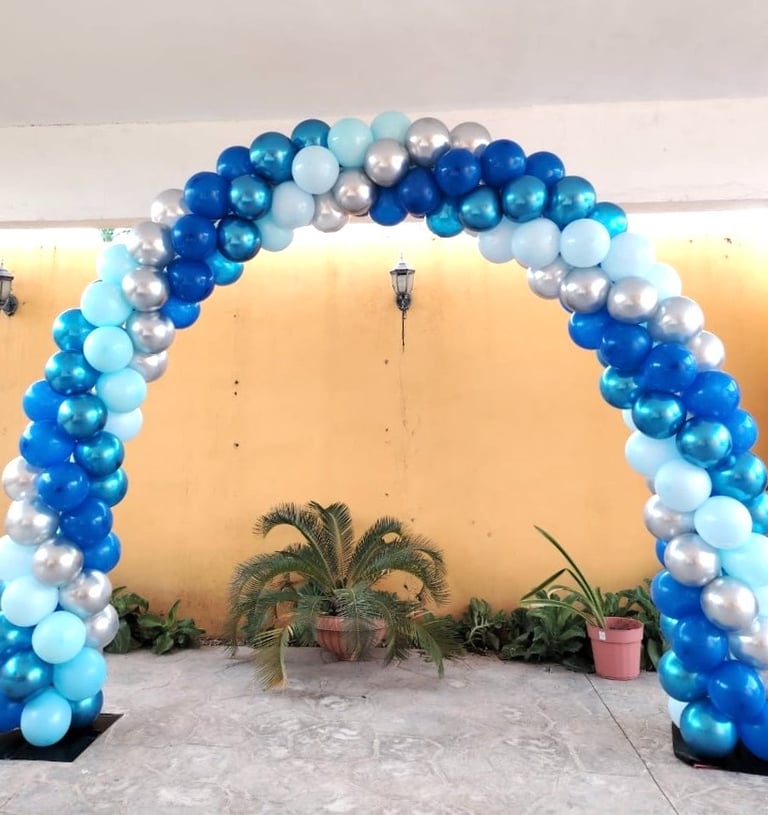 arco de globos azules con plateado