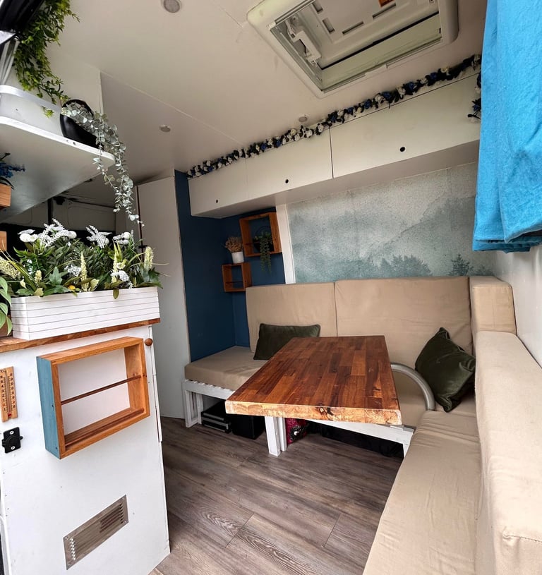 Intérieur d’un van aménagé spacieux