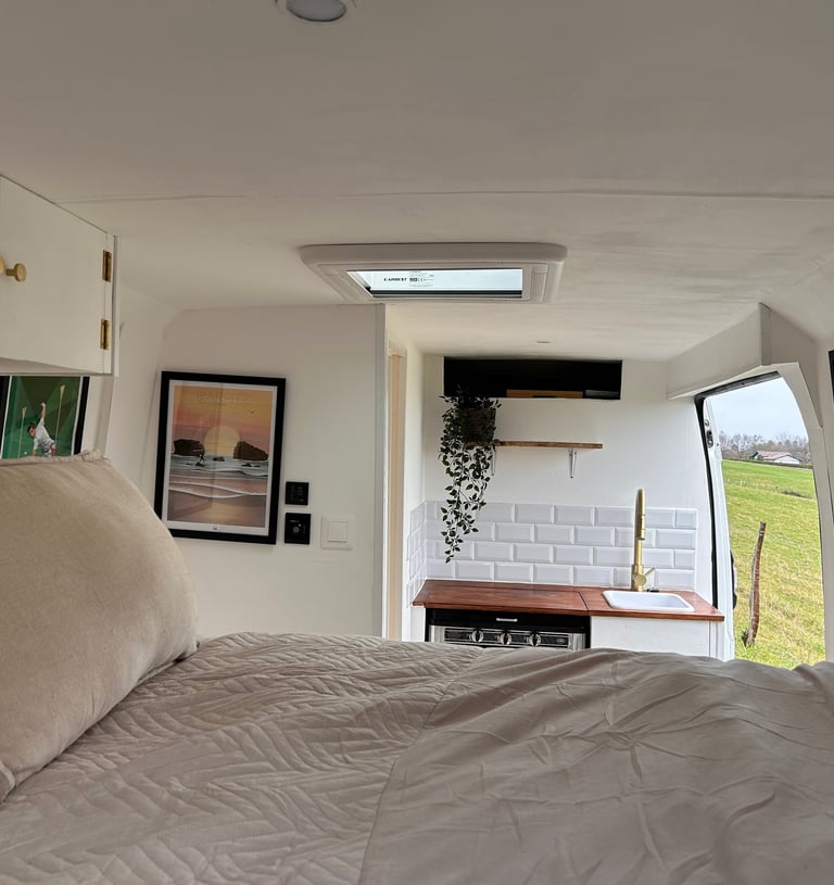 Intérieur d’un van aménagé avec une cuisine tout équipé 