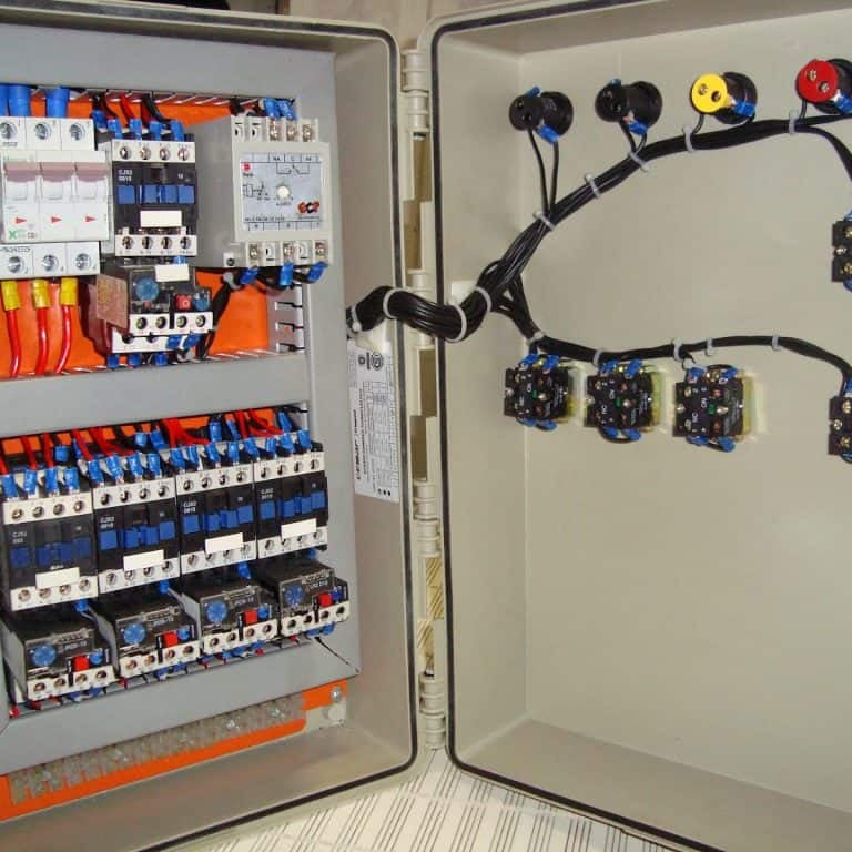 Um quadro elétrico industrial aberto mostrando a ligação da parte interna.