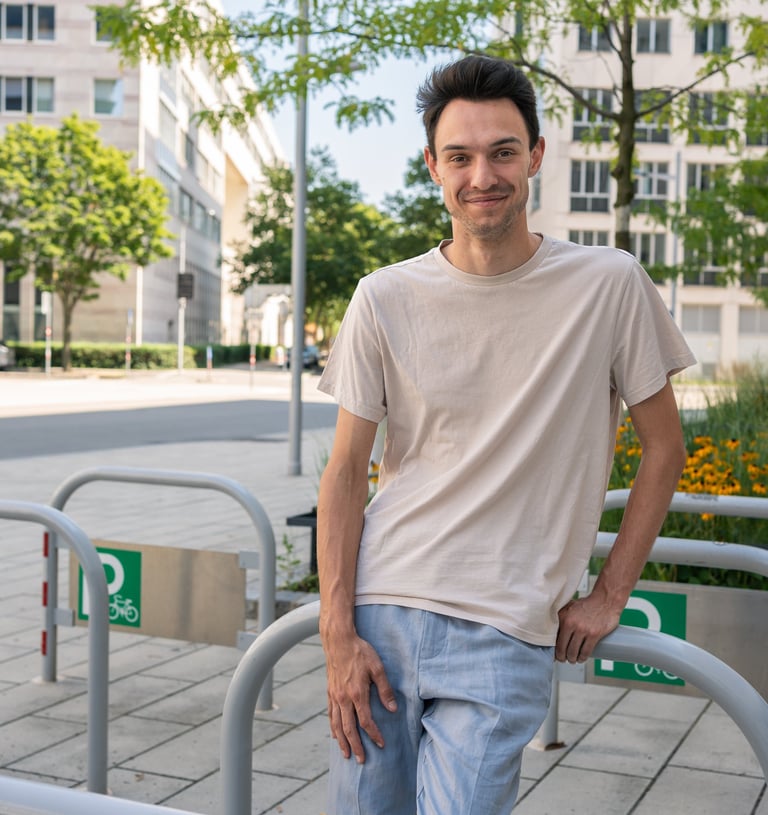 Ein Foto von Paul Stich. Lächelnd in Wien. Ein junger, normaler Politiker.
