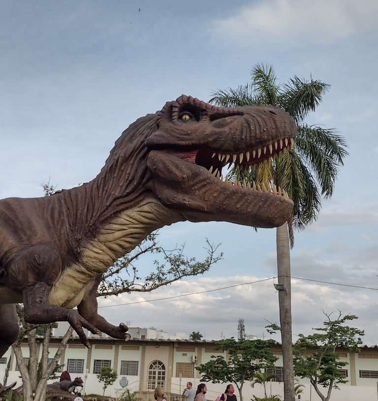 a dinosaur - like dinosaur with a large dinosaur head