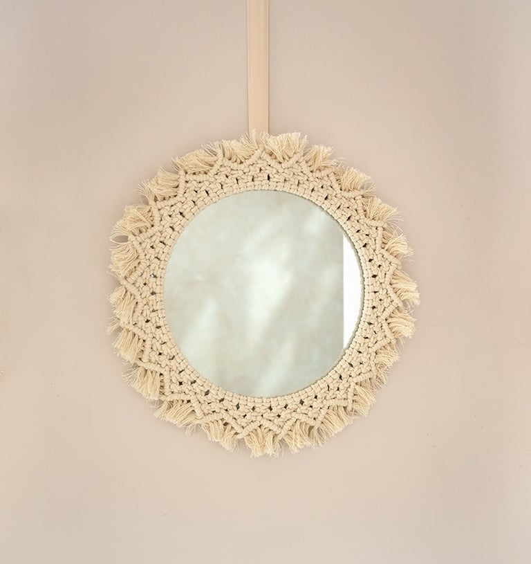 espejo con marco tejido de macramé color beige