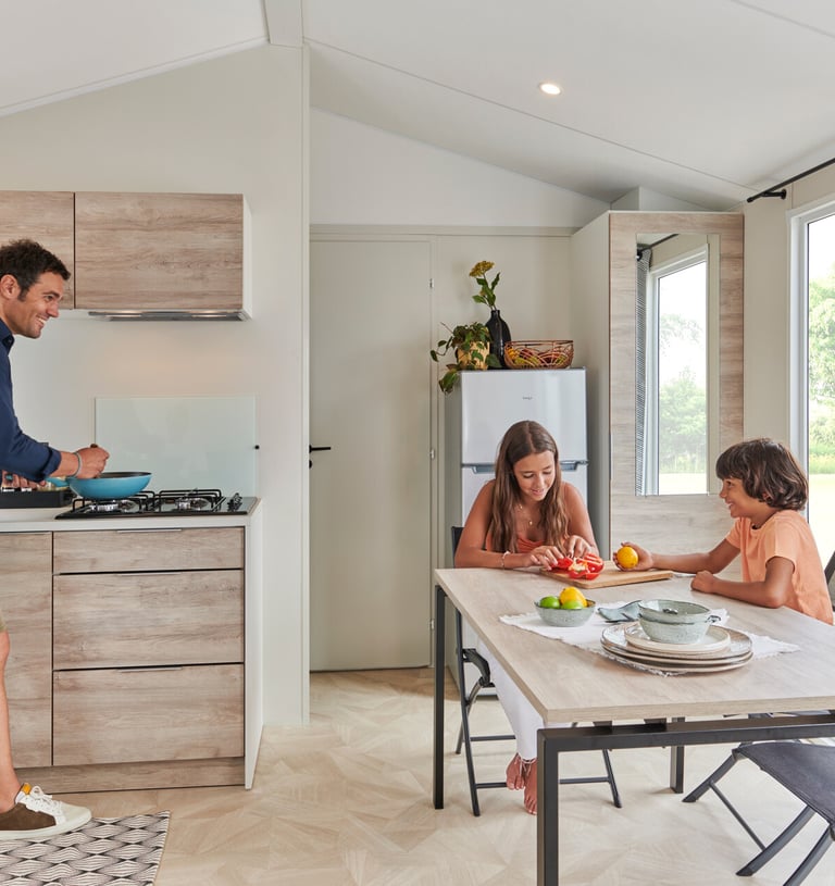 alt="Mobil‑home 4 personnes moderne au camping La Grée Penvins, entouré de verdure"