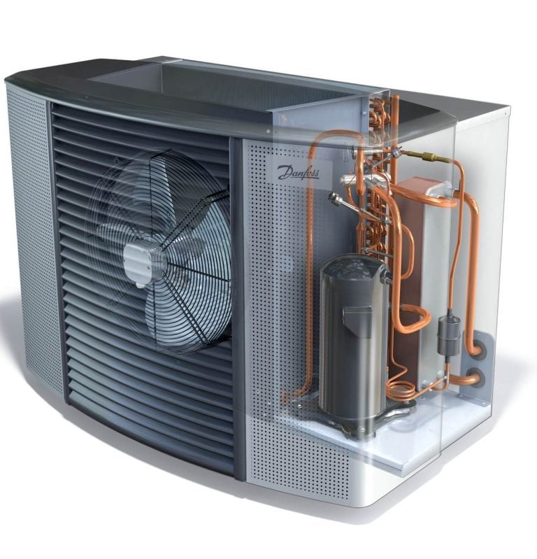 Tekirdağ’da ısı pompası tamiri yapan usta, dış ünite bakım ve gaz dolumu işlemi gerçekleştiriyor.