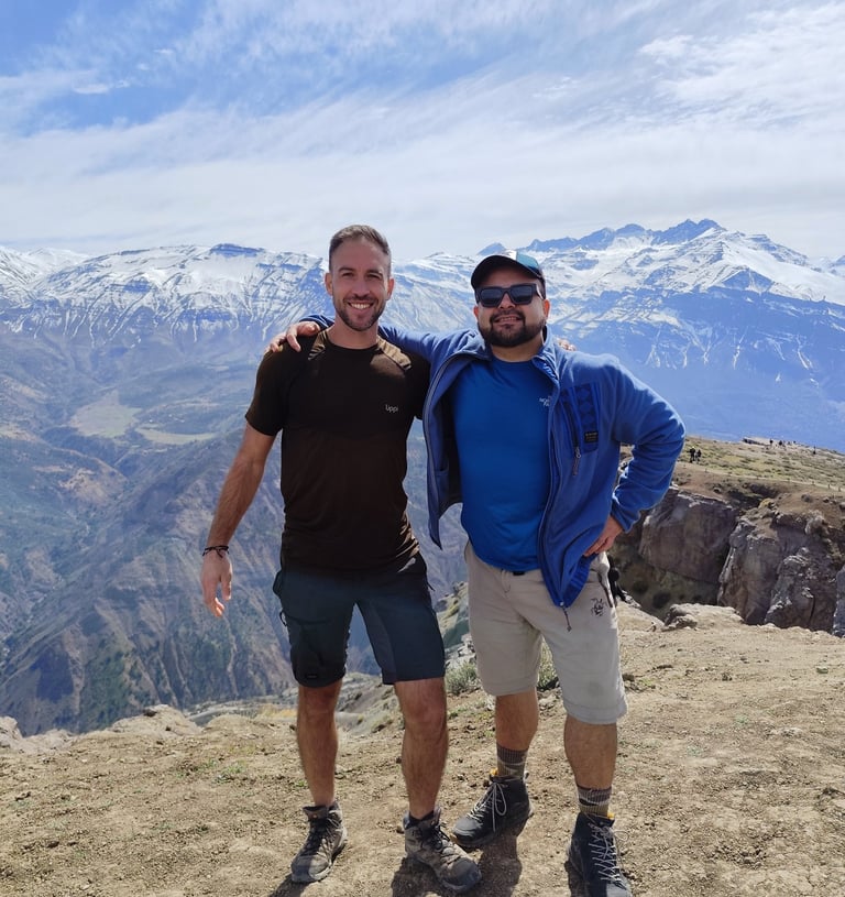 Alumno ampliando vocabulario de naturaleza y ciudad en cursos dinámicos de idiomas caminando.