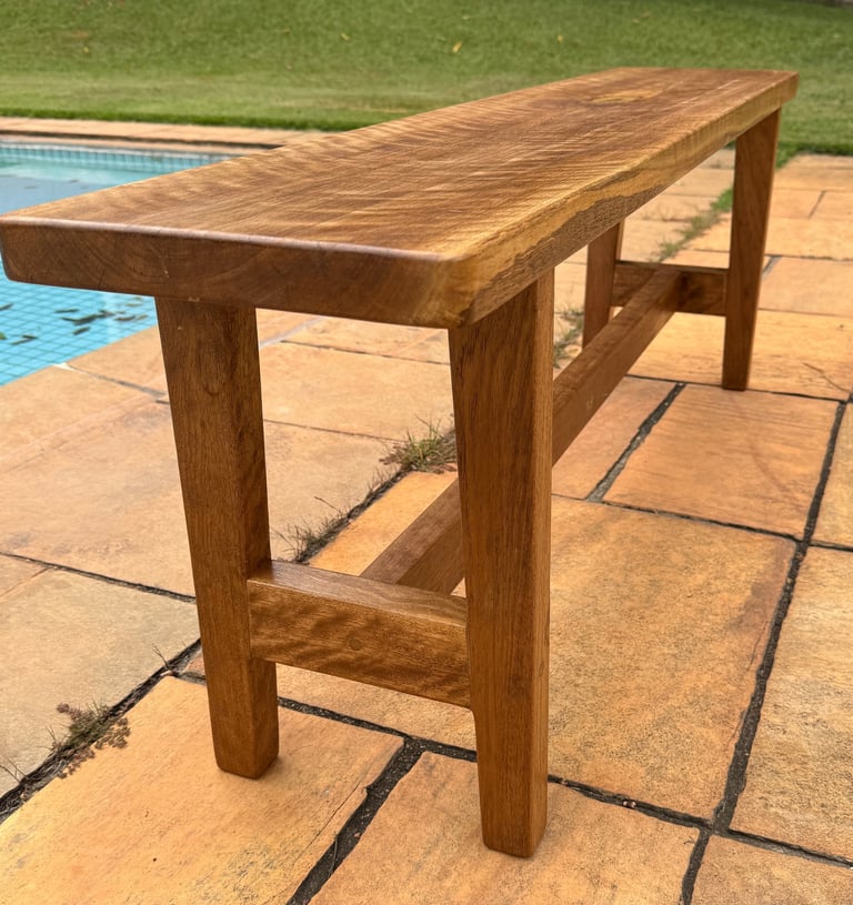 Banco 1,40mx28cm (pé de cama) em catuaba