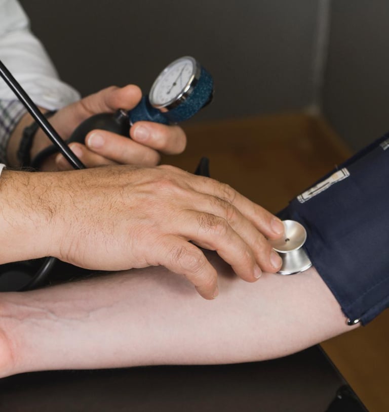 n profesional de la salud que utiliza un manguito de presión arterial manual y un estetoscopio