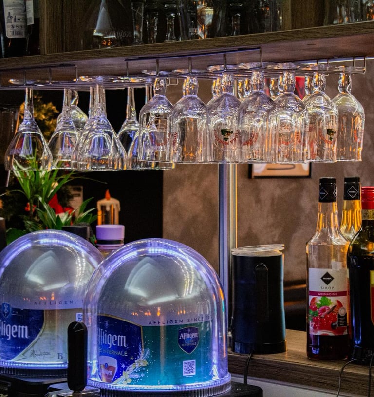 photo du bar, des verres et boissons 