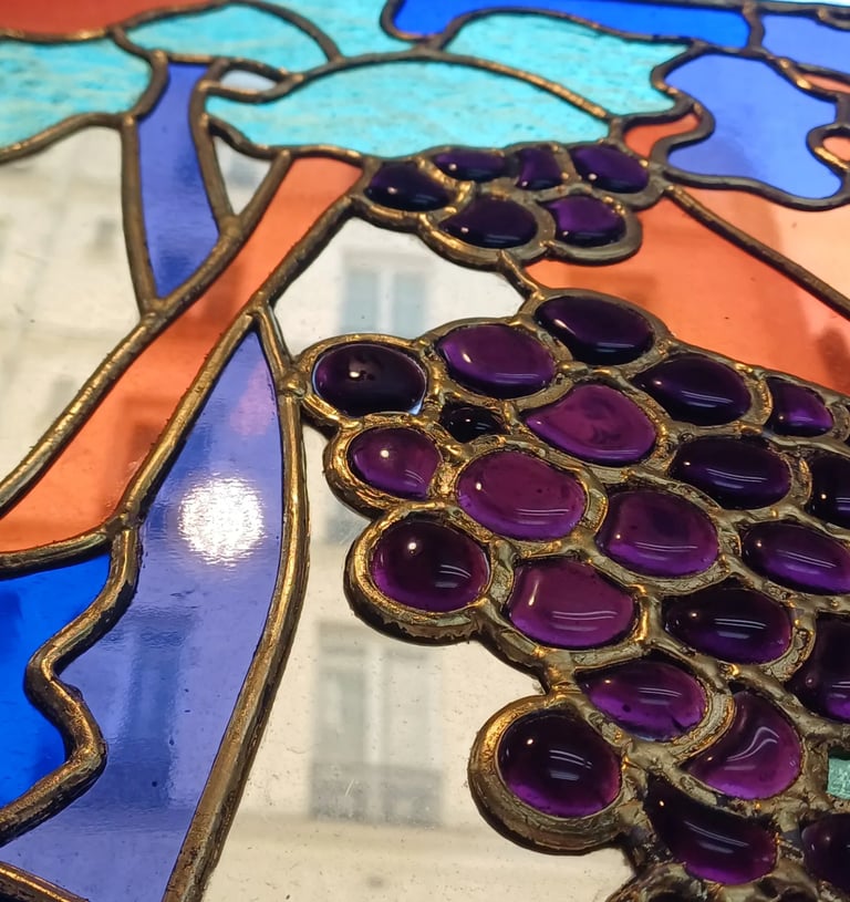 Vitrail d'art contemporain : détail sculpture de verre et lumière, signé Edith Théret