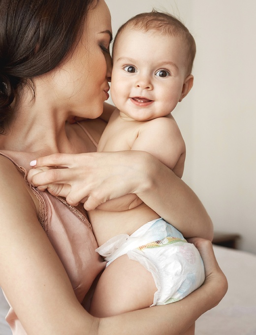 Anne ve bebek danışmanlığı sırasında emzirme pozisyonu desteği