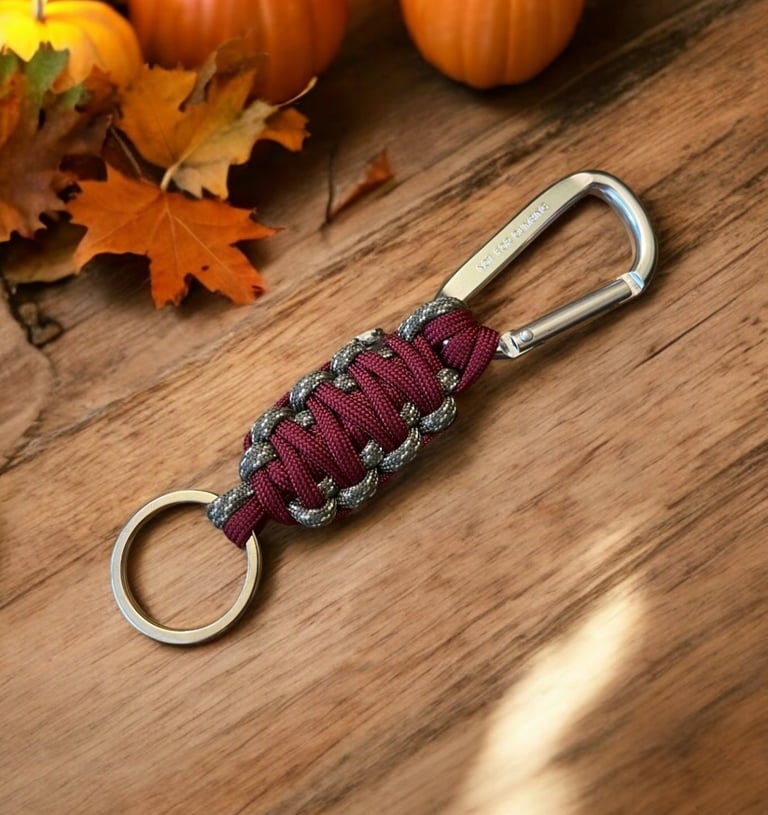 Llavero con mosquetón hecho de paracord