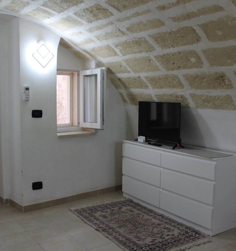 un televisore installato in una stanza con un cassettone