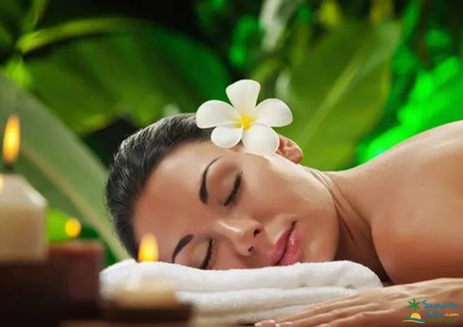 mulher de olhos fechados relaxando