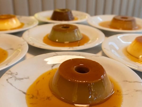 Mini pudim tradicional de 90g com calda, ideal para festas, lembrancinhas ou ocasiões especiais.