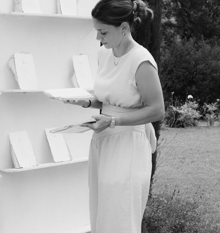 Wedding designer qui installe la décoration de mariage un plan de table avec du travertin