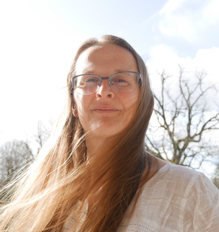 Delphine QUINTIN enseignante de Kundalini yoga et yoga sur chaise