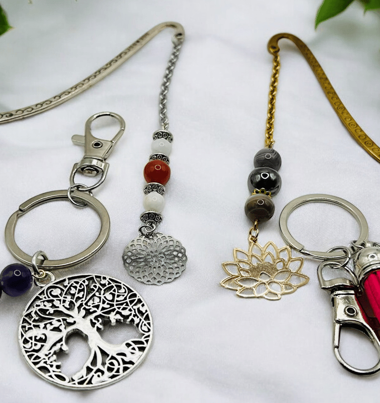 Des porte clés avec des marque pages 