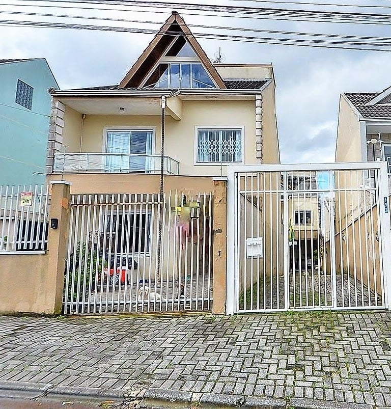 Sobrado amplo no Uberaba, com Atico- interno. - Ótima localização.