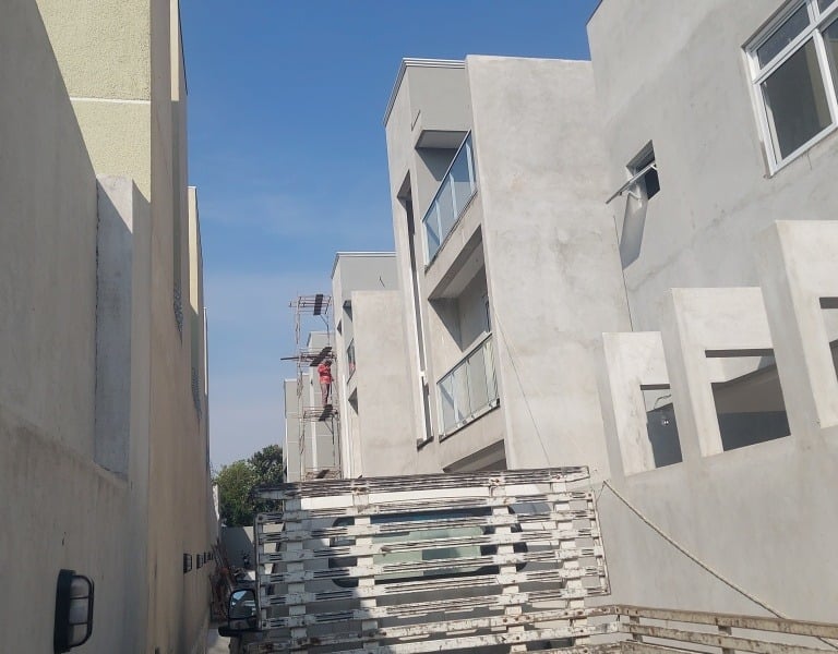sobrado triplex no Capão Raso. - Bem localizado.