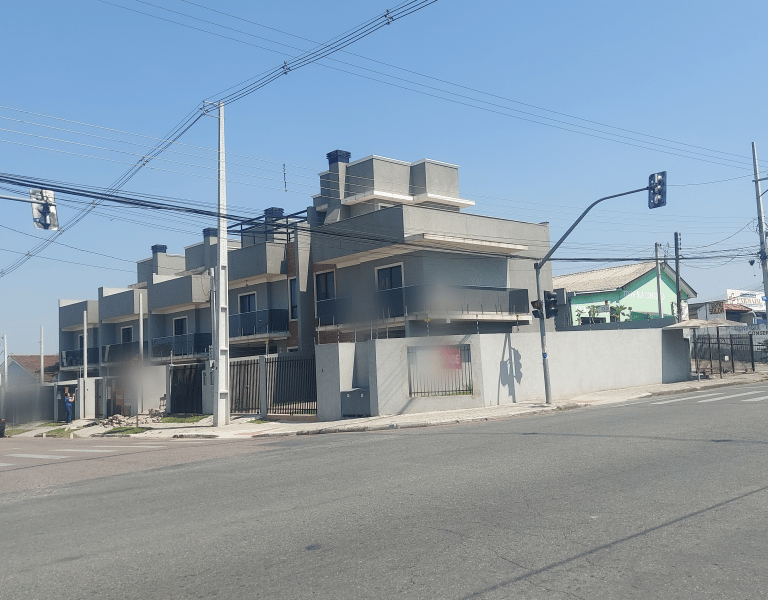 Sobrado triplex no Uberaba, otima localização.