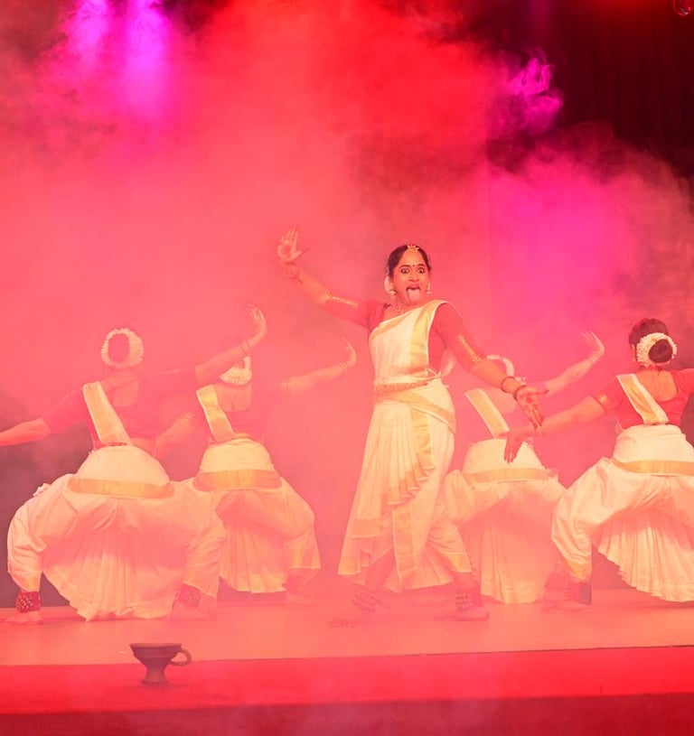 Aamoda Narthaki displaying Bharatanatyam performance